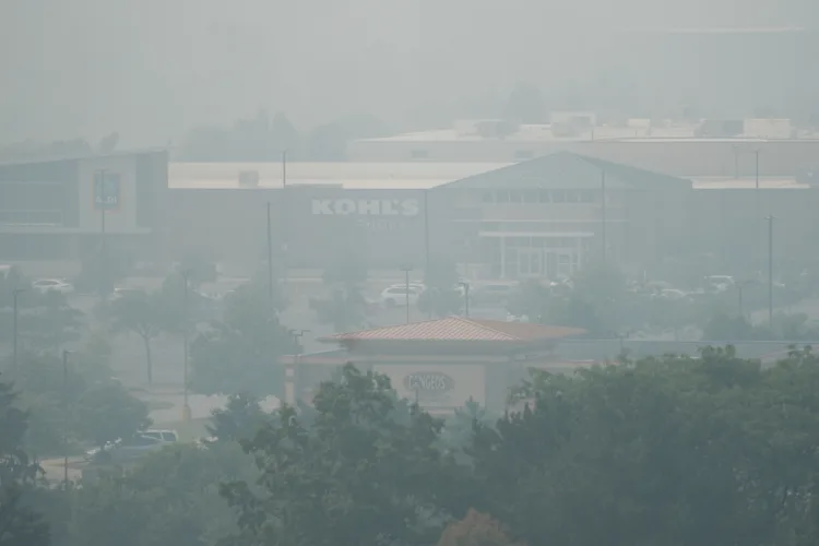 Wildfire smoke makes air unhealthy from the US Midwest to East Coast. Officials say stay inside